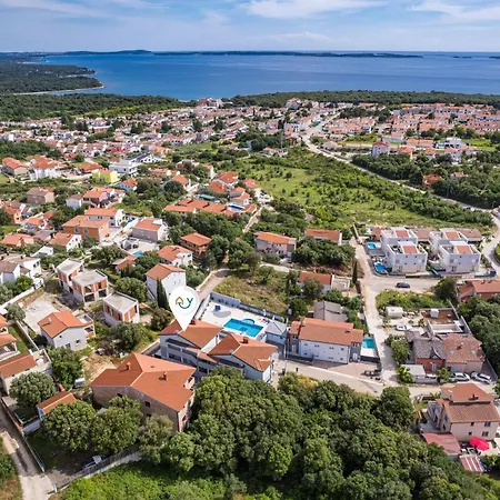 Mery's Sunny Pool - Happy Appartement Vodnjan
