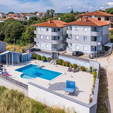 Mery's Sunny Pool - Happy Apartamento *